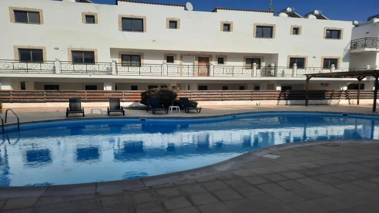 Paramount Gardens Resorts C201 라르나카 아파트
