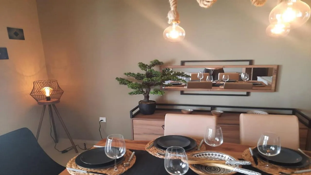 Paramount Gardens Resorts C201 라르나카 아파트