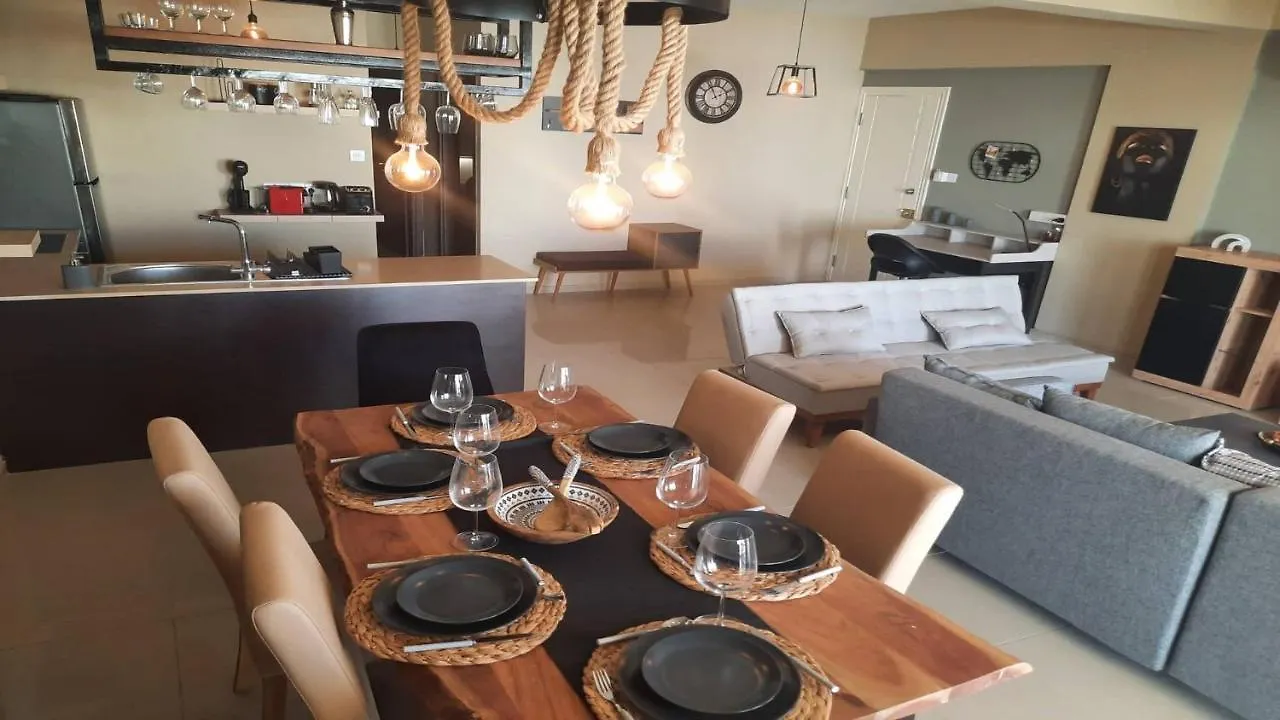 Paramount Gardens Resorts C201 라르나카 아파트